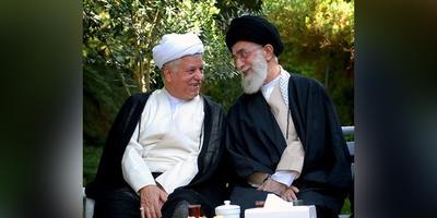 تصویری دیده نشده آیت الله هاشمی رفسنجانی در حال عیادت رهبر انقلاب در بیمارستان/بوسه هاشمی بر پیشانی رهبری