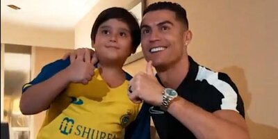 (فیلم) دیدار پسر بچه هوادار دو آتیشه رونالدو با ستاره دیگری از دنیای فوتبال / چقدر وقتت آزاده بچه جان!