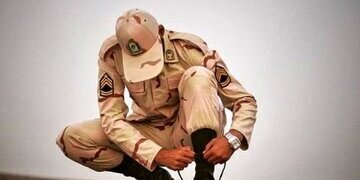 اولین دیدار سرباز ایرانی با نوزاد تازه متولد شده اش/ ای خدا باباشو دیده چه ذوقی کرده😍+عکس