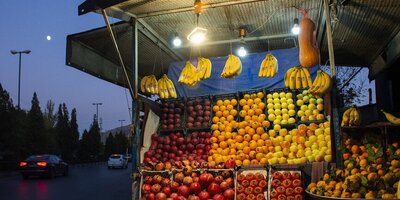 عکس پیرمرد میوه فروشی که حالتان را خوب می‌کند