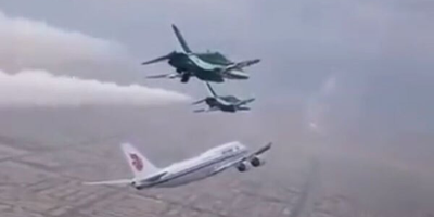 اسکورت عجیب و غریب هواپیما رئیس جمهور چین با چندین هواپیما جنگنده/ برای مذاکره میرن یا برای جنگ!!+ فیلم