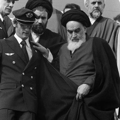 سرنوشت عجیب و مبهم فردی که دست امام خمینی را هنگام پایین آمدن از پله های هواپیما گرفت!+ عکس