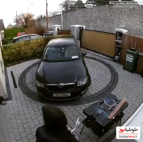 (فیلم) خلاقیت شگفت‌انگیز یک مهندس برای پارک ماشین در خانه‌ای کوچک