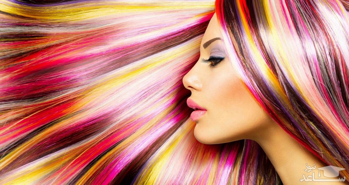 زنی با رنگ موی رنگارنگ 