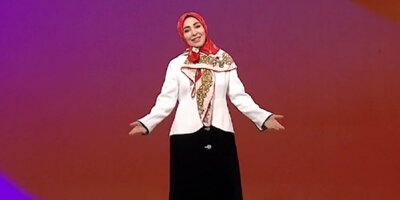 (عکس) واکنش معنادار و جالب ژیلا صادقی به جنجال کت و دامن پوشی در شبکه 3/من سالهاست متفاوت پوشیدم و متفاوت اجرا کردم