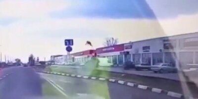 (فیلم) پرواز وحشتناک یک مرد پس از تصادف با یک خودرو وسط خیابان