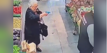 (ویدئو) مادربزرگ هفت تیرکش کیوت این لحظات زیبا را در مغازه میوه فروشی رقم زد‎