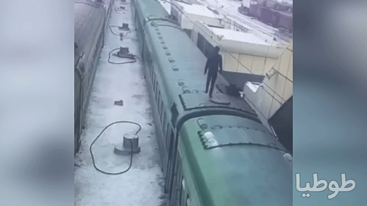 (فیلم) لحظه هولناک برق‌گرفتگی یک جوان روی واگن قطار