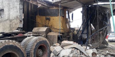 (فیلم) لحظه ترسناک یورش کامیون به داخل یک مغازه در شیراز!