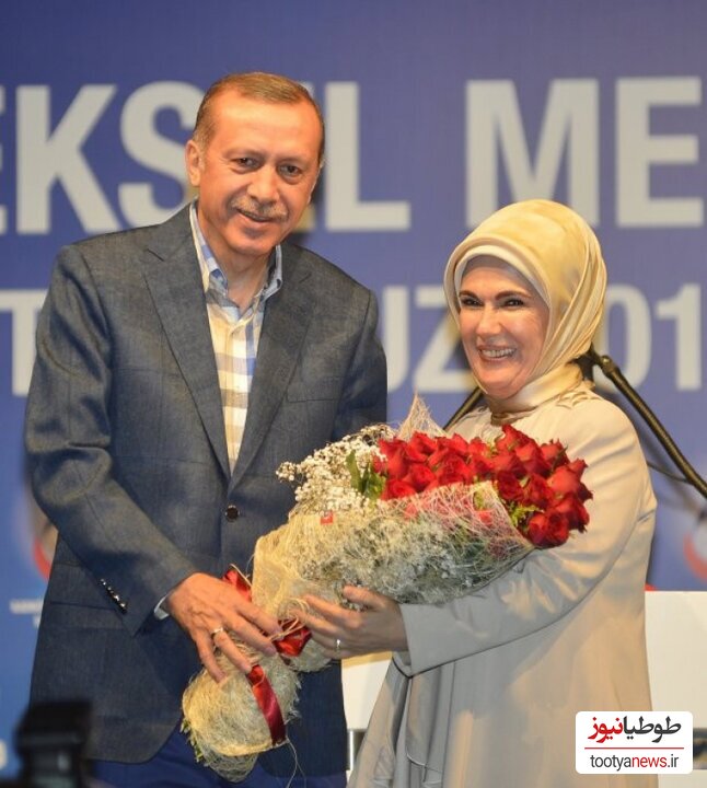 عکسی جالب و آتلیه ای از ژست اردوغان و همسرش در مراسم عقدشان/ خریدن شاخه گل به جای دسته گل برای عروس!