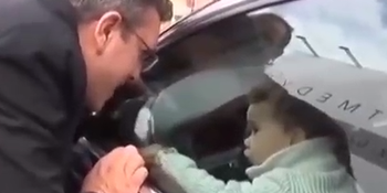 حرکت جالب پدرِ کودکی که سوئیچ را در داخل ماشین جا گذاشته/بچه چقد باهوش بود!