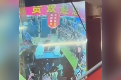 (ویدئو) لحظه عجیب فرو رفتن یک سوپر مارکت چینی در زمین با مشتری‌هایش