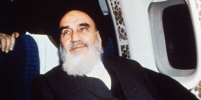 فیلمی جالب و کمتر دیده شده از امام خمینی و همراهان در داخل هواپیما هنگام بازگشت از فرانسه