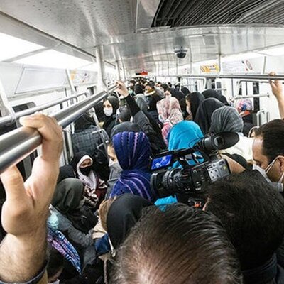 عکسی پربازدید از دو مسافر زن و مرد متروی تهران که به شدت در فضای مجازی وایرال شد!!