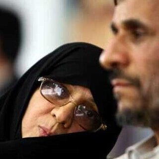 (ویدئو) موی بلوند زن بی حجاب در دبی باعث غیرتی شدن همسر محمود احمدی نژاد شد!/بالاخره خانمها در هرمقامی روی شوهراشون حساسن😉