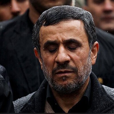 تصویری عجیب از خوابیدن محمود احمدی نژاد در قبر مادرش قبل از دفن!