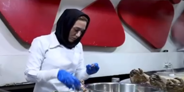 (ویدئو) این زن جوان همه را متعجب کرد؛ اولین دختر دهه هفتادی کله‌پزِ ایران!