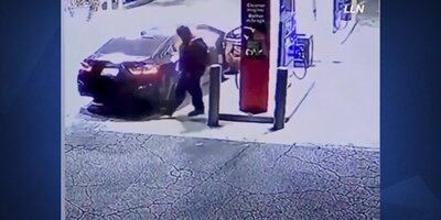 (فیلم) واکنش عجیب و باورنکردنی یک مرد پس از انفجار خودرویش در پمپ بنزین